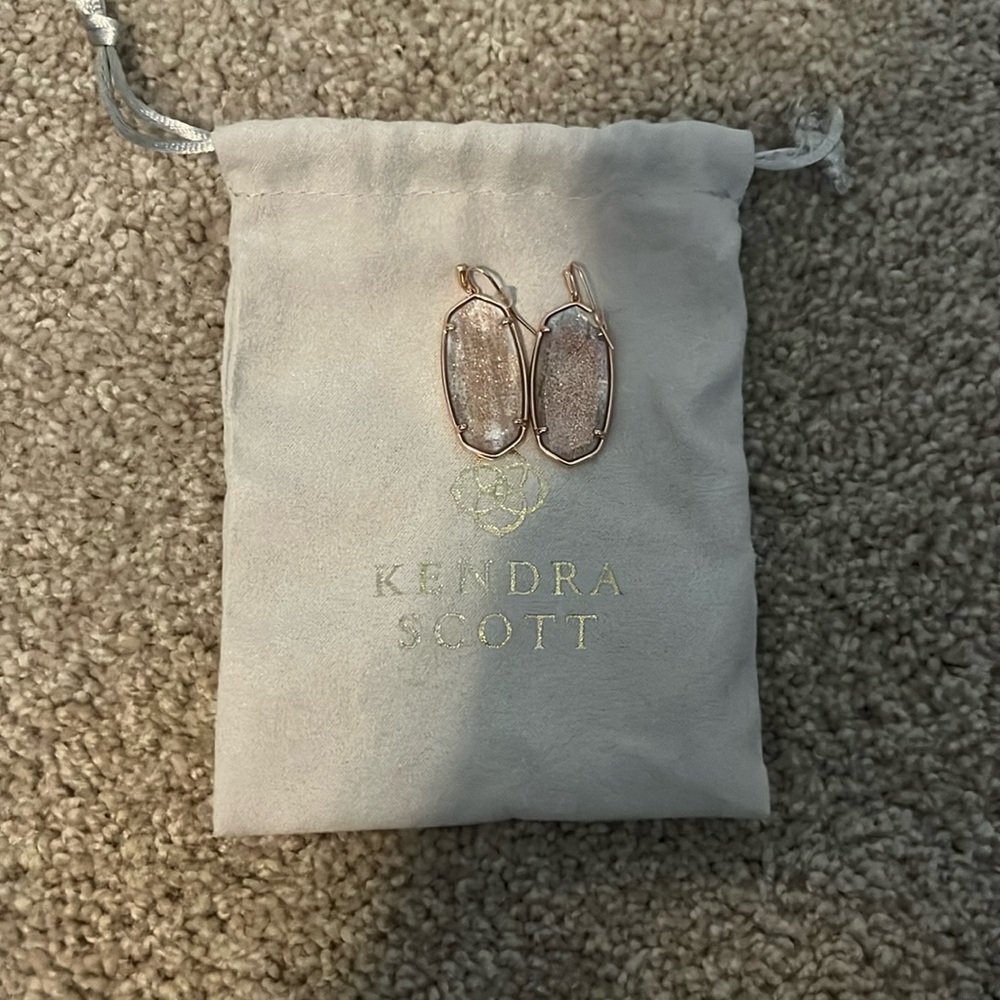 Kendra Scott Ella Rose Gold Drop Earring Stone has Rose Gold Glitter